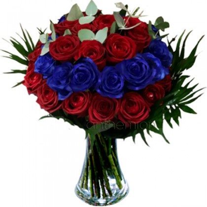 Μπουκέτο με μπλε και κόκκινα τριαντάφυλλα